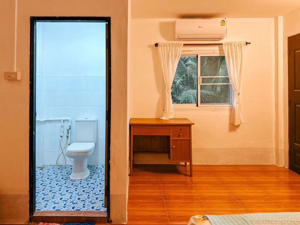 Ao Luek Homie Homestay shower room